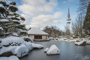 Japanisches Teehaus mit zugefrorenem See