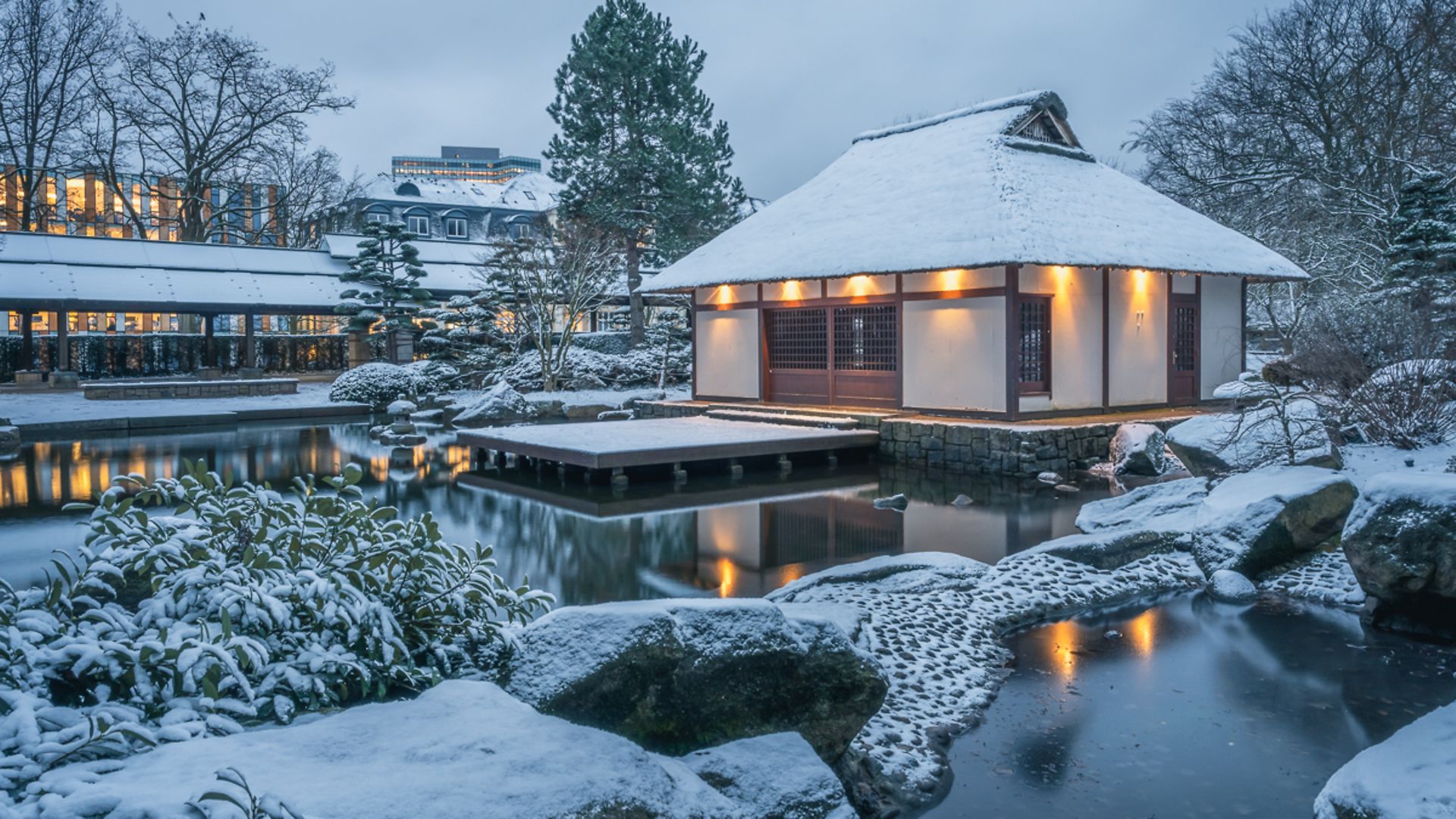 Japanisches Teehaus im Schnee bedeckten Park