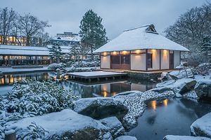 Japanisches Teehaus im Schnee bedeckten Park