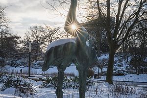 Statue im Schnee